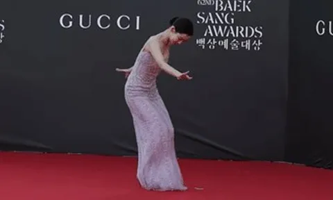 Diễn viên 'Những bác sĩ tài hoa' ngã 2 lần trên thảm đỏ