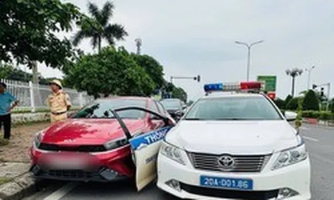 Vi phạm nồng độ cồn, tài xế tông xe bung cánh cửa ô tô chuyên dụng của CSGT