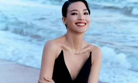Diễn viên Thư Kỳ gợi cảm tuổi 50 trong trang phục xẻ sâu táo bạo