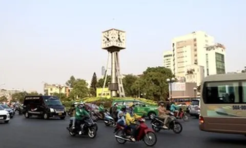 Lắp dải phân cách, đổi dòng xe ở vòng xoay Nguyễn Bỉnh Khiêm