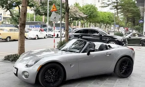 Xe Pontiac Solstice hàng hiếm đời sâu 20 năm tuổi tại Hà Nội giá bán gần 2 tỷ