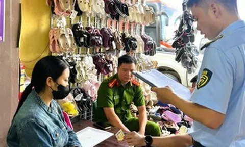 Bán 372 đôi dép Crocs giả thương hiệu, 2 hộ kinh doanh bị xử phạt