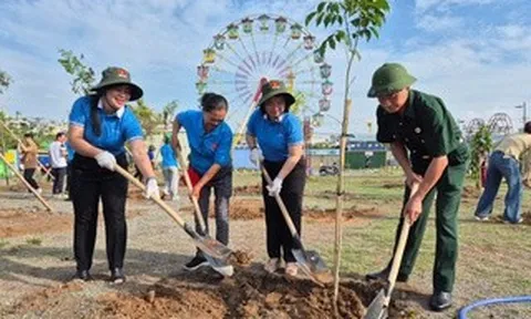 Nhân dân phường Đông Hưng Thuận trồng cây nhớ ơn Bác Hồ