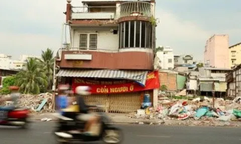 Cận cảnh nhiều căn nhà ven rạch Xuyên Tâm ở phường Gia Định đang được cấp tập tháo dỡ