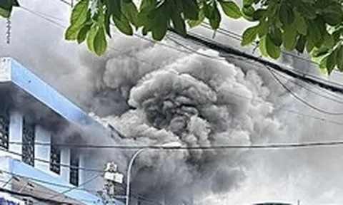 Cháy kho điện máy ở gần chợ đầu mối Hóc Môn