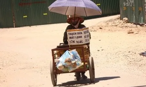 Người lao động chật vật mưu sinh giữa "chảo lửa" 40 độ C Hà Nội