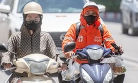Hà Nội nắng như rang, shipper vừa chạy đơn vừa tấp vào bóng râm hồi sức