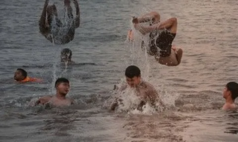 VDIEO: Hà Nội nắng như đổ lửa trên 40 độ C, người dân ùn ùn ra sông Hồng, Hồ Tây giải nhiệt