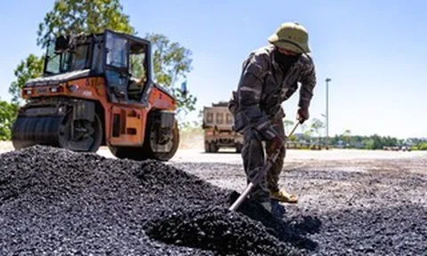 Người lao động phơi mình dưới cái nắng bỏng rát 40 độ C