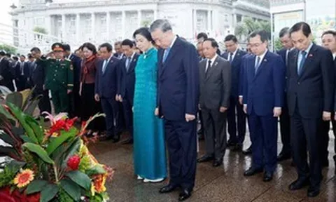 Tổng Bí thư, Chủ tịch nước Tô Lâm dâng hoa 
tưởng niệm Chủ tịch Hồ Chí Minh tại Singapore
