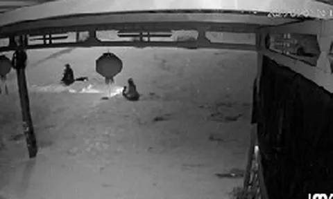 3 người phụ nữ bị nước cuốn trôi trong cơn mưa lớn đã được cứu: Camera ghi lại những gì?