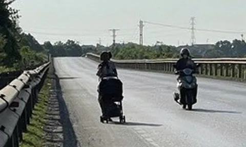 Hai đứa trẻ cùng mẹ xuyên miền Trung dưới nắng 40 độ C: Yêu cầu theo dõi chặt chẽ