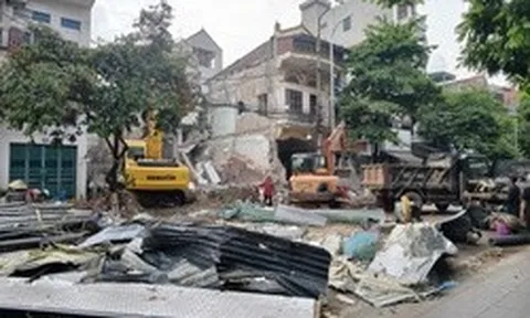 Nhà nghiêng do hàng xóm đào móng: Căng mình xuyên đêm ngừa sự cố trong mưa lớn
