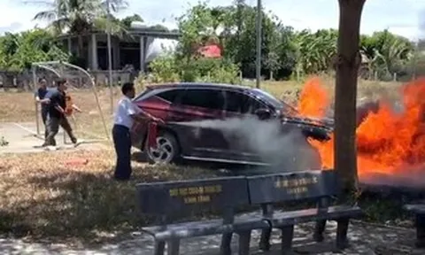 Ô tô tiền tỉ cháy dữ dội khi chủ xe đang dự đám cưới