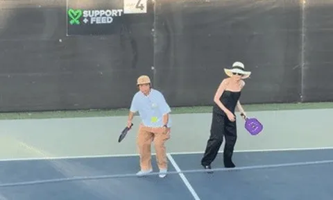 Diễn viên Angelina Jolie gây tranh cãi khi cùng con nuôi người Việt chơi pickleball