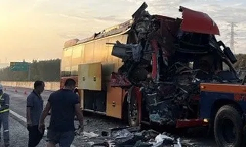 Một người nguy kịch sau vụ xe khách đâm xe container trên tuyến cao tốc Phan Thiết - Dầu Giây