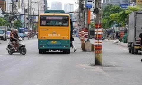 Cận cảnh loạt cột điện án ngữ giữa dự án nghìn tỷ ở cửa ngõ TP.HCM