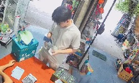 Khách Trung Quốc đưa xấp tiền 500.000 đồng, phản ứng của chủ tiệm ở TP.HCM gây xôn xao