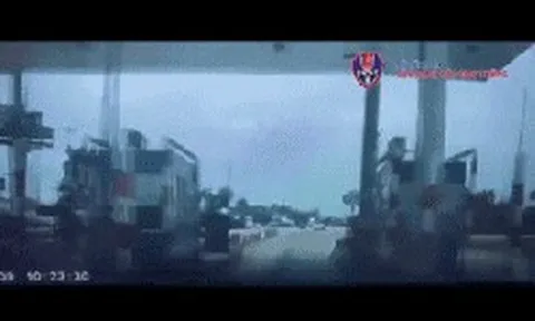 Xe ô tô dừng khẩn giữa Quốc lộ 5, CSGT phát hiện người phụ nữ chảy máu nhiều ở cánh tay