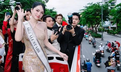 Rà soát vụ hoa hậu Hương Giang diễu hành bằng xe buýt 2 tầng
