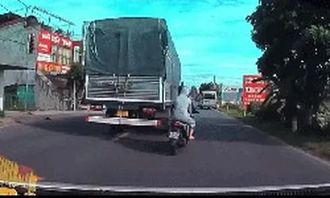 Camera 1 phút trước bi kịch khiến đôi nam nữ đi xe máy tử vong ở Hưng Yên