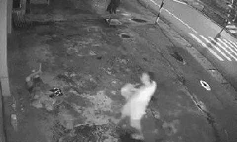 Đang ngủ trên vỉa hè, ông lão bán vé số bị thanh niên lấy đá đập vào đầu: Nguyên nhân gây phẫn nộ