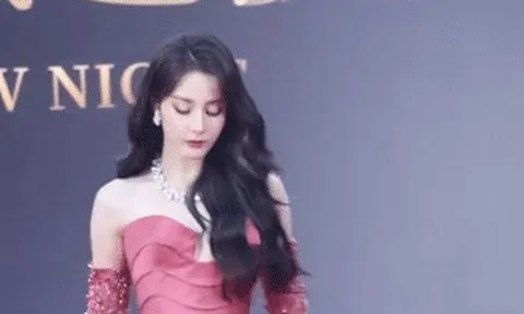 Diễn viên Địch Lệ Nhiệt Ba vai trần quyến rũ, đẹp tựa nữ thần trên thảm đỏ