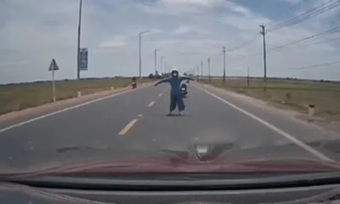 VIDEO: Hành động khó hiểu của một người phụ nữ ở Quảng Trị gây xôn xao