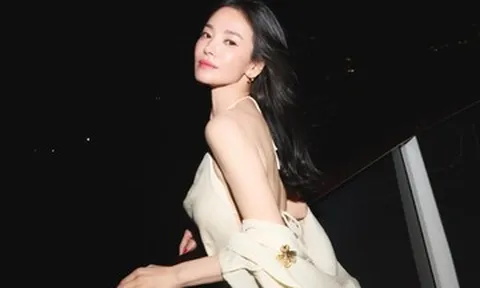 Diễn viên Song Hye Kyo khoe lưng trần táo bạo, đẹp như nữ thần ở tuổi 45