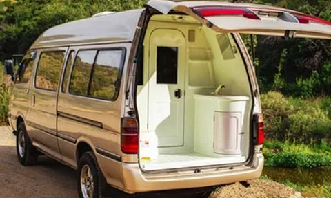 Ô tô van Toyota Hiace 32 năm tuổi vẫn gây sốt vì có cả phòng tắm trên xe