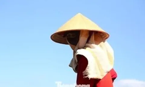 Cảnh người lao động ‘đốt sức’ giữa trời nắng đỉnh điểm