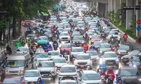 Hà Nội đón 'mưa vàng' đúng giờ cao điểm, nhiều tuyến phố ùn tắc