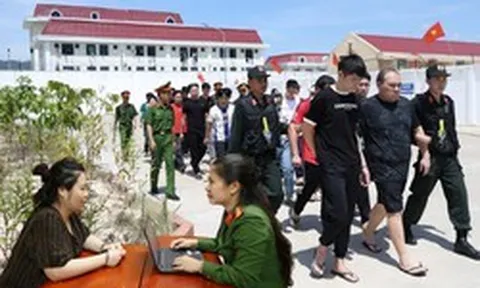 Công an ập vào khám xét tại nhiều tỉnh thành, bắt 5 'ông trùm' người nước ngoài liên quan 1.000 tỷ đồng