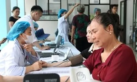 Ngày đầu người dân Hà Nội khám sức khỏe miễn phí ngay gần nhà