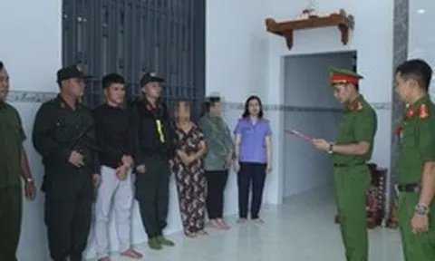 Thi hành lệnh khám xét, khởi tố hàng loạt tổ trưởng, quản lý kho, nhân viên vật liệu