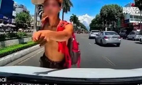 Trượt ván giữa làn ô tô, nam thanh niên thách thức tài xế "biết bố mày là ai không": Công an vào cuộc