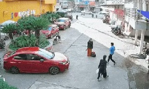 Người phụ nữ đứng giữa đường nghe điện thoại, chắn đường ô tô, bảo vệ có pha xử lý