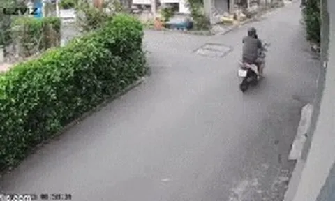Người đàn ông đạp vào đầu, chửi bới cô gái sau va chạm, thêm 1 chi tiết gây bức xúc