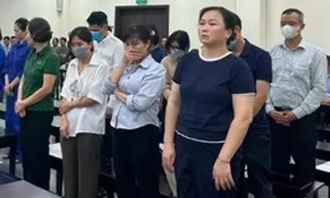 Nhóm cựu cán bộ Sở Y tế Hà Nội hầu tòa vì nhận hối lộ để cấp phép cho 686 phòng khám, tiệm thuốc