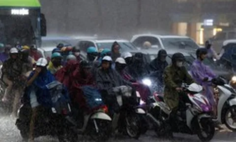 Mưa lớn bất ngờ trút xuống Hà Nội vào giờ tan tầm: Tình hình di chuyển các tuyến đường lúc này!