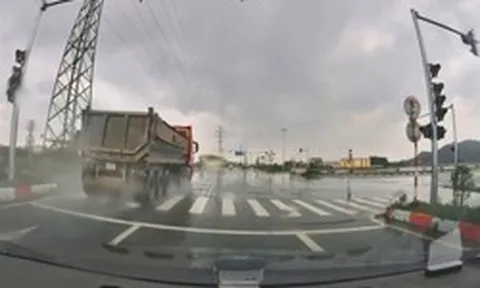 Video: Khoảnh khắc xe đầu kéo lao như bay qua đèn đỏ giữa trời mưa