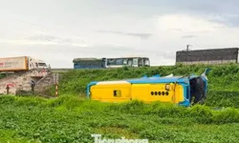 Ô tô khách mất lái khi di chuyển trên cao tốc Pháp Vân - Cầu Giẽ, 4 người tử vong