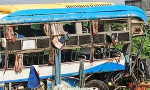 Vụ xe khách lao khỏi cao tốc: 'Nhiều người đập kính ô tô cầu cứu'