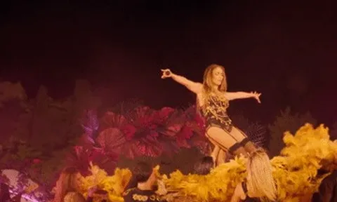 Jennifer Lopez khoe body nghẹt thở ở tuổi 57 bên dàn vũ công nam