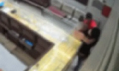 Cầm búa đi cướp tiệm vàng, đối tượng bị chủ tiệm quật ngã ngay trước cửa