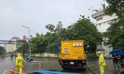 Mưa lớn từ sáng sớm, nhiều tuyến phố Hà Nội ngập cục bộ