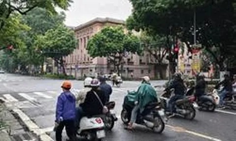Người đi xe máy khi dừng đèn đỏ có được sử dụng điện thoại không? Cơ quan công an giải đáp
