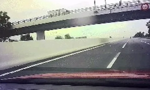 Clip: Ô tô đi trên cao tốc bị “vật thể lạ” rơi đập vỡ kính