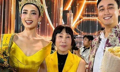 Mẹ ruột tiết lộ về hoa hậu Emoura Phạm và bất ngờ về chiếc váy đăng quang