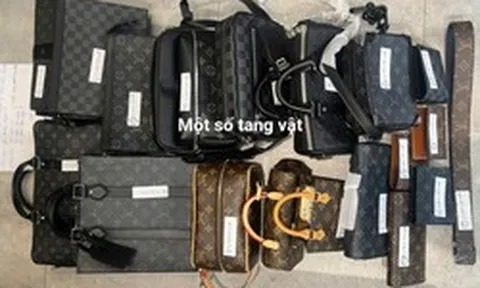 Phát hiện cửa hàng bày bán 9 sản phẩm mang nhãn hiệu Louis Vuitton và 5 sản phẩm mang nhãn hiệu Gucci, 2 chủ shop SN 2004 ở Hà Nội bị công an điều tra